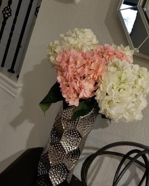 Keep fresh flowers in your home! It's the chic thing to do!